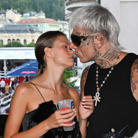 Yzomandias dává polibek své vyvolené.