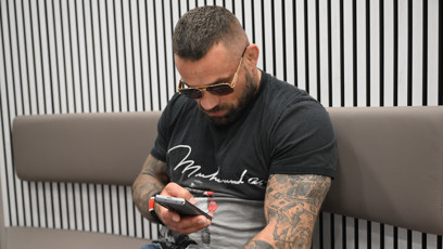 FOTO: Karlos Vémola na telefonu.