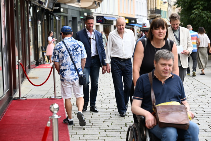 FOTO: Stellan Skarsgård dorazil do Karlových Varů. – stránka 76