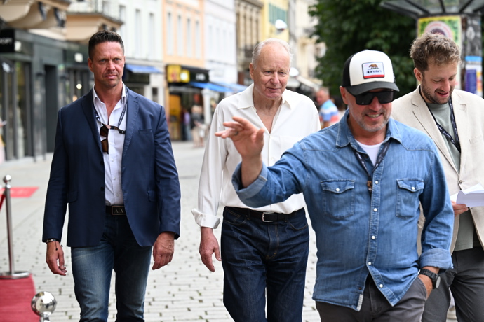 FOTO: Stellan Skarsgård s ochrankou. – stránka 72