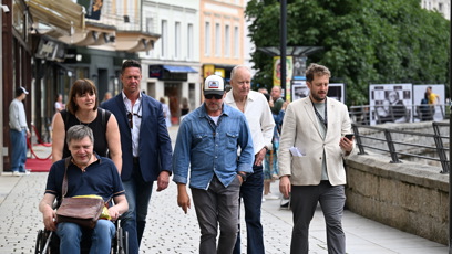 FOTO: Stellan Skarsgård na procházce Varama.