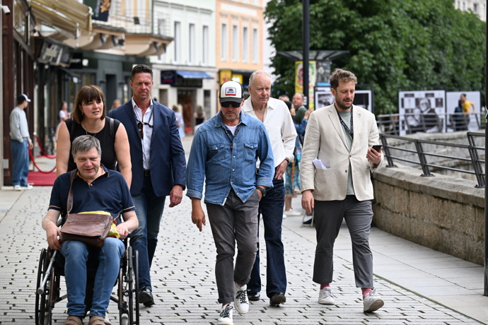 FOTO: Stellan Skarsgård na procházce Varama. – stránka 69