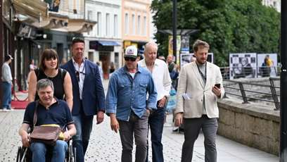FOTO: Stellan Skarsgård na kolonádě.