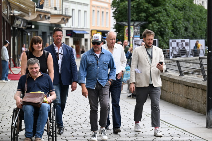 FOTO: Stellan Skarsgård na kolonádě. – stránka 68