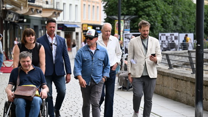 FOTO: Stellan Skarsgård v bílé košili.