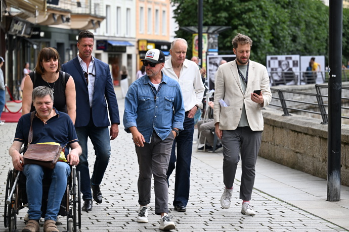 FOTO: Stellan Skarsgård v bílé košili. – stránka 67