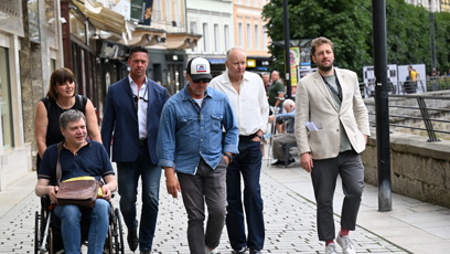 FOTO: Stellan Skarsgård na procházce.