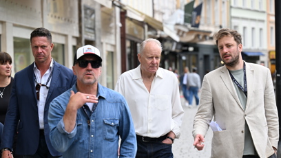 FOTO: Stellan Skarsgård a asistentem.
