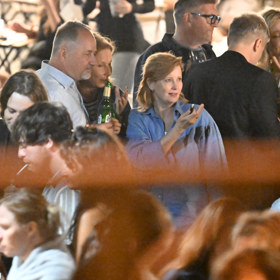 Jitka Schneiderová byla zabraná do hovoru.