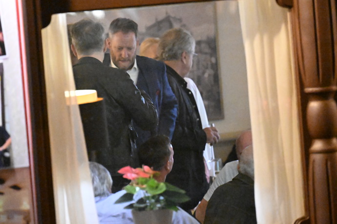 FOTO: Ředitel je všechny přivítal. – stránka 26