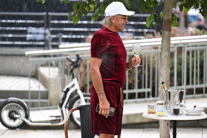 FOTO: Leo Beránek v červeném outfitu – stránka 17