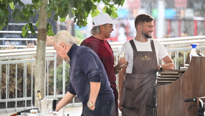 FOTO: Leo Beránek s barmanem.