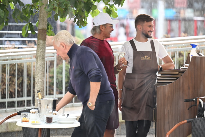 FOTO: Leo Beránek s barmanem. – stránka 12