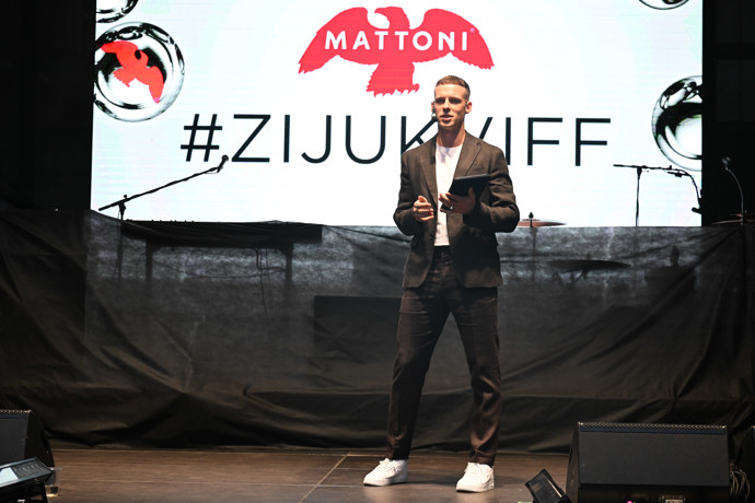 FOTO: Moderátor Krištof Králik. – stránka 40