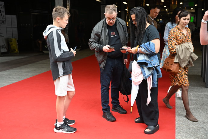 FOTO: Milan Šteindler po boku své nové přítelkyně. – stránka 9