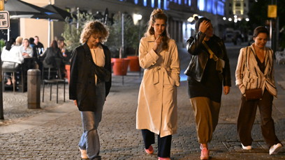 FOTO: Natálie Otáhalová a Jana Bernášková se prochází po kolonádě.