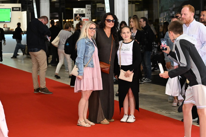 FOTO: Jitka Čvančarová se ochotně fotila s fanoušky. – stránka 20