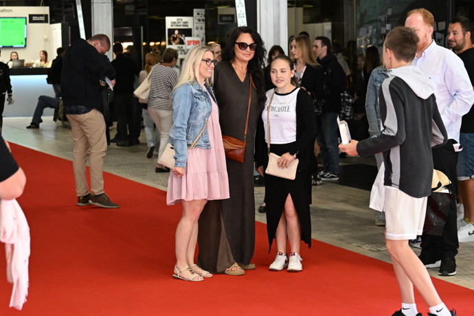 FOTO: Jitka Čvančarová s fanoušky. – stránka 19
