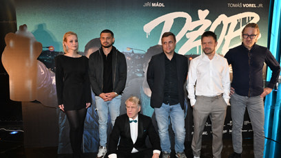 FOTO: Tomáš Vorel s herci.