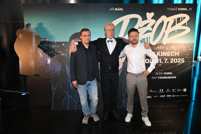 FOTO: Tomáš Vorel ml. a Jirka Mádl s režisérem filmu Džob s Tomášem Vorlem st. – stránka 5