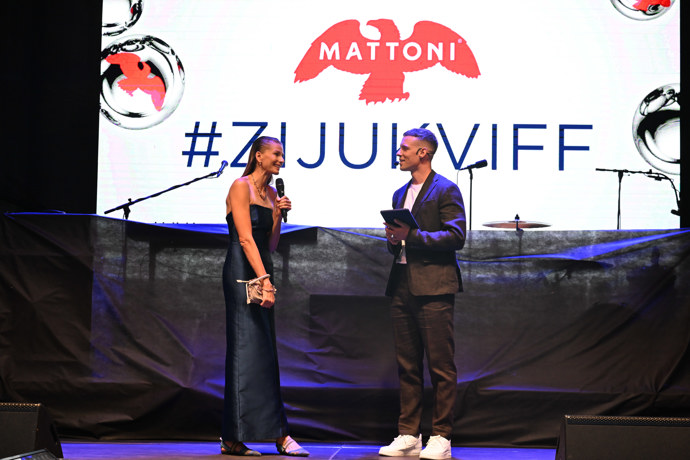 FOTO: Na módní přehlídce vítězů soutěže Mattoni Young Fashion Stars nechyběla ani Hana Soukupová. – stránka 37