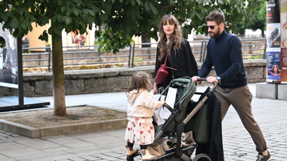 FOTO: Jenovéfa Boková a její partner Adam Kolář s dcerou vyrazili na procházku.