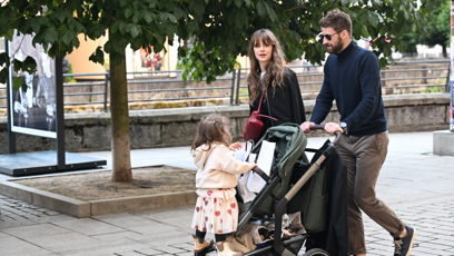 FOTO: Jenovéfa Boková s partnerem Adamem Kolářem a jejich dcerkou.
