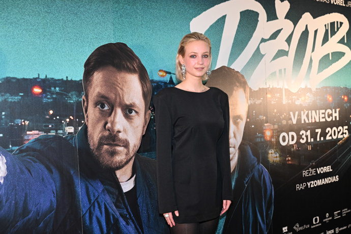 FOTO: Herečka Diana Dulínková si ve filmu Džob zahrála manželku Jirky Mádla. – stránka 91