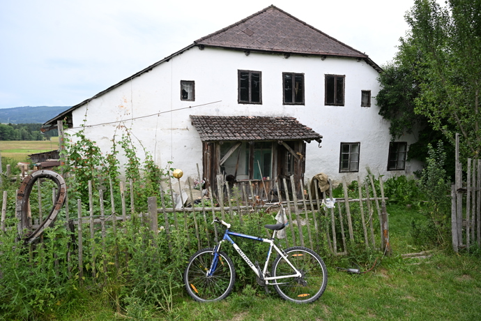 FOTO: Místo z poloviny osiřelo. – stránka 15