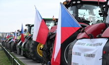 Protesty zemědělců opět plní Prahu traktory. 
