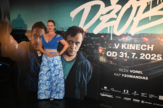 FOTO: Modrá jí sluší, avšak na pláži. – stránka 5