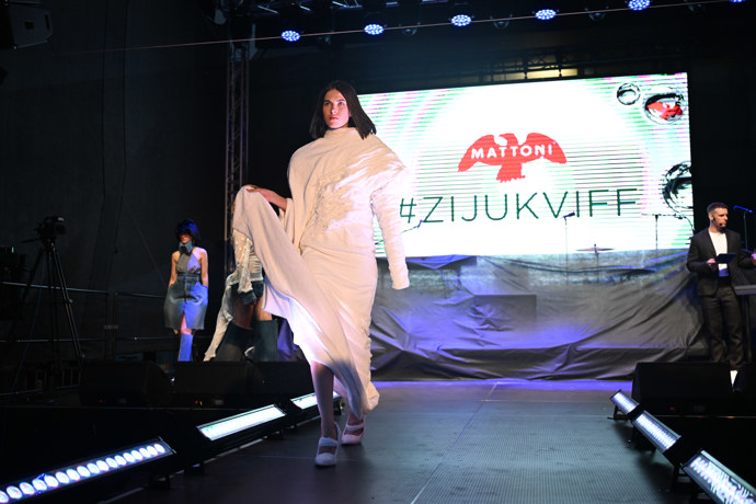 FOTO: Módní přehlídka vítězů soutěže Mattoni Young Fashion Stars. – stránka 12