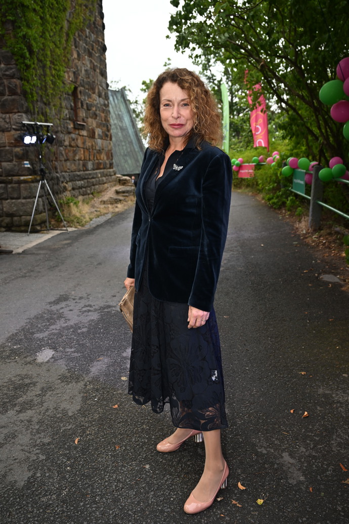FOTO: Petra Buzková zvolila tmavé krajkové šaty, které jí perfektně sedly. – stránka 7
