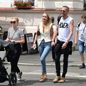 Tomáš Třeštík a jeho krásná Eva na romantické procházce kolonádou.
