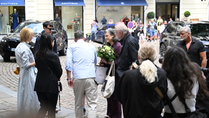 FOTO: Stellan Skarsgård dorazil do Varů po boku své ženy.