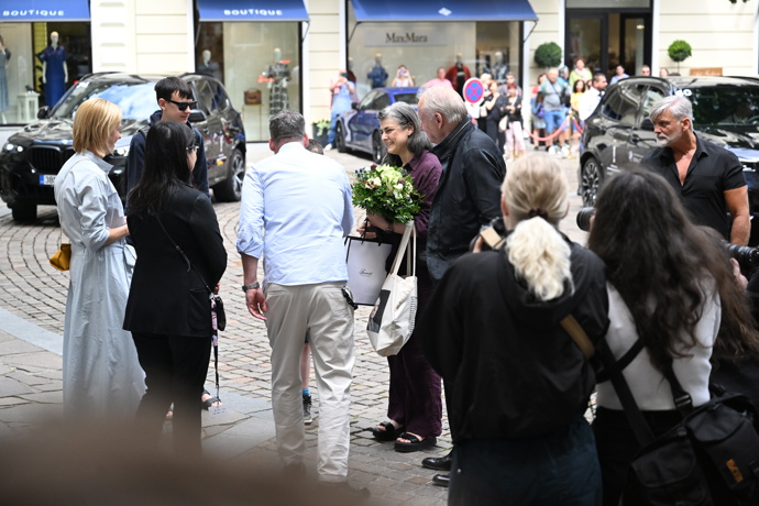 FOTO: Stellan Skarsgård dorazil do Varů po boku své ženy. – stránka 104