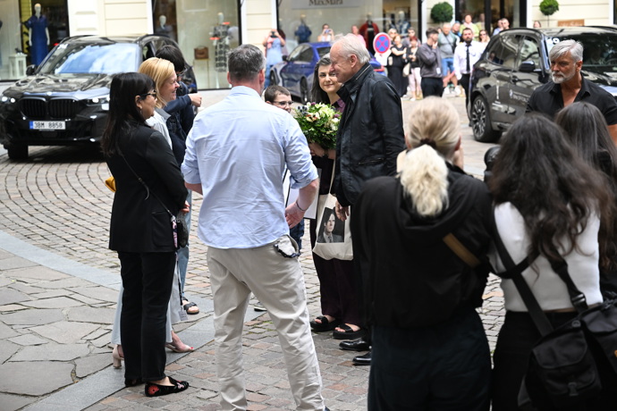 FOTO: Stellan Skarsgård dorazil do Varů po boku své ženy. – stránka 108