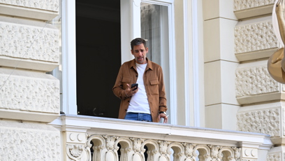 FOTO: Janek Bartoška na balkonu Grandhotelu Pupp.