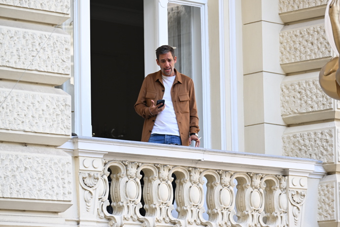 FOTO: Janek Bartoška na balkonu Grandhotelu Pupp. – stránka 97