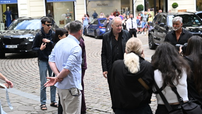 FOTO: Stellan Skarsgård přijel k hotelu Pupp.
