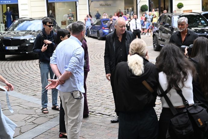 FOTO: Stellan Skarsgård přijel k hotelu Pupp. – stránka 106