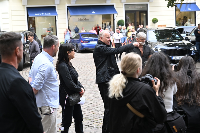 FOTO: Oblíbený herec Stellan Skarsgård je již ve Varech. – stránka 100