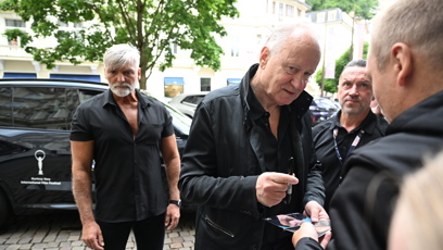 FOTO: Stellan Skarsgård se ochotně podepisoval fanouškům.