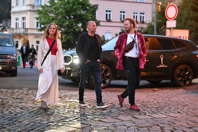 FOTO: Jiří Ployhar při příjezdu. – stránka 27