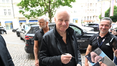 FOTO: Stellan Skarsgård se ochotně podepisoval fanouškům.