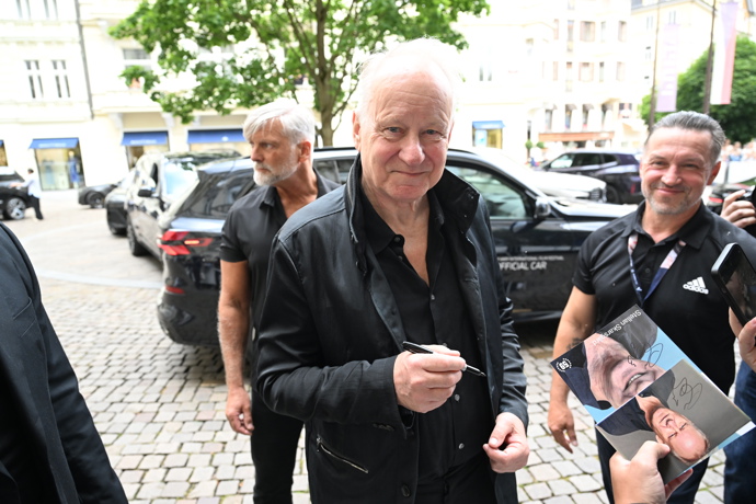 FOTO: Stellan Skarsgård se ochotně podepisoval fanouškům. – stránka 103