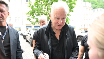FOTO: Stellan Skarsgård s fanoušky i chviličku pohovořil.