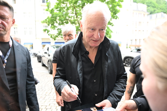 FOTO: Stellan Skarsgård s fanoušky i chviličku pohovořil. – stránka 89