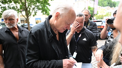 FOTO: Stellan Skarsgård rozdal před hotelem desítky podpisů.
