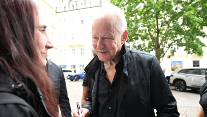 FOTO: Stellan Skarsgård rozdal před hotelem desítky podpisů.